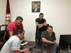 Активисттер Балбак Түлөбаевден жумуш ордунда калууну суранышты (видео)