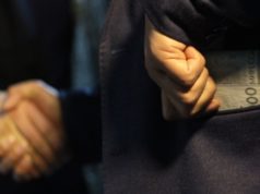 УКМК: Абактагыларды мунапыс менен бошотуу үчүн акча талап кылган жаран кармалды